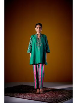 Vashisht Guru Dutt - Green Block Printed Embroidered Short Kurta with Pant (Set of 2)