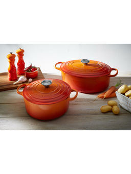 Le Creuset - Flame Casserole, Oval Casserole, Salt Mill, Pepper Mill, 1 Ramekin Gift Set