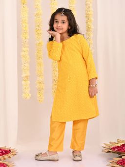 Vastramay - Girls Yellow Kurta and Pants (Set of 2)