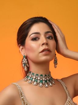 Auraa Trends - Elegant Emerald Green & Kundan Bridal Necklace with Earrings