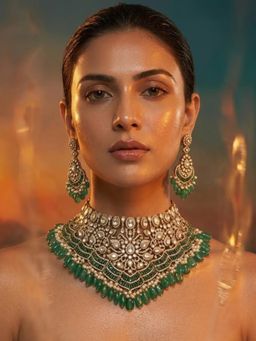 Auraa Trends - Emerald Green Kundan Bridal Choker Necklace with Earrings | Royal Wedding Jewellery