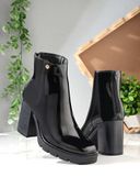 Black color option, Sold out, Currently selected