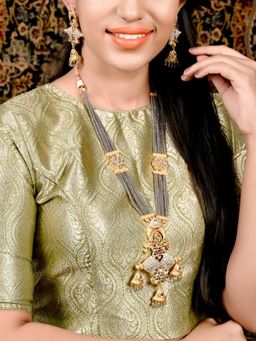 Odette - Women Grey Onyx-Kundan-Enamelled Necklace Set