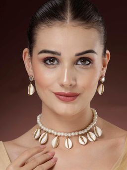 Karatcart - Kaudi Shell and Pearl Necklace With Earrings