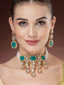 Karatcart - Exquisite Green Polki Kundan Choker Necklace With Earrings with Pearl Strands