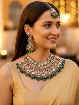 Karatcart - Dazzling Floral Kundan Necklace With Earrings & Maangtika