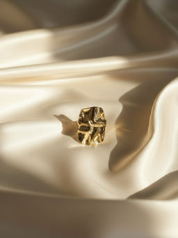 Poppi - The Square Embossed Ring