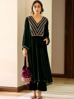 Gahan - Womens Green Velvet Solid Straight Kurta with Pant