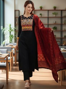 Gahan - Womens Black Rayon Blend Solid Straight Kurta with Pant & Dupatta