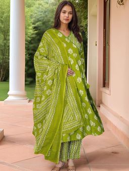 Gahan - Womens Green Rayon Blend Anarkali Kurta with Pant & Dupatta