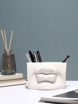 Bonhomie - White Solid Lips Shaped Minimalistic Ceramic Vase