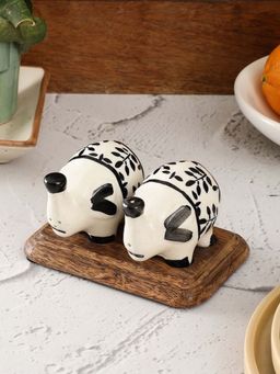 VarEesha - Black and White Elephant Salt n Pepper with Wooden Tray