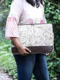 The Clownfish - Faux Leather Unisex 17 Inch Tablet Case Laptop Sleeve