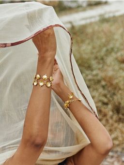 Dhwani Bansal - Bracelet In Gold Plated Brass With Freshwater Pearls For Everyday Wear