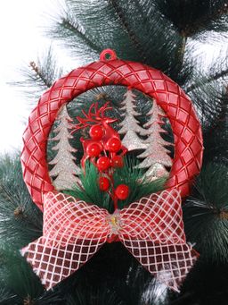 Tayhaa - Classic Red And Green Wreath