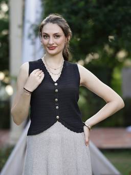 Mafadeny - Women Solid Knit V-Neck Sleeveless Black Top