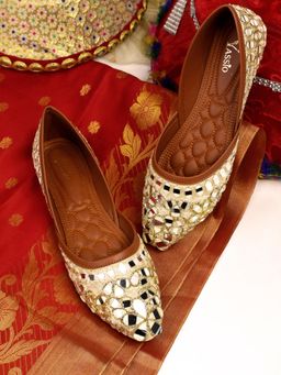 YASSIO - Women Afra Golden Embroidered Juttis