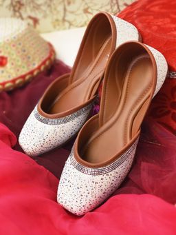 YASSIO - Women Aida White Embroidered Juttis