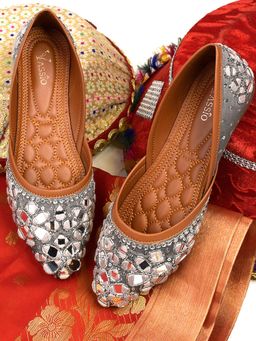 YASSIO - Women Hanifa Silver Mirror Embroidered Juttis