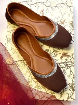 YASSIO - Women Malak Brown Solid Juttis