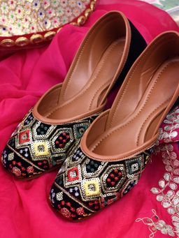 YASSIO - Women Manar Black Thread Embroidered Juttis