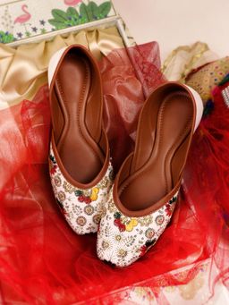 YASSIO - Women Reem White Thread Embroidered Juttis