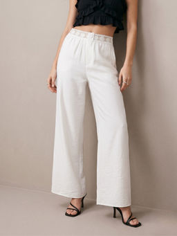 Outzidr - Women White Solid Trim Details Straight Trouser