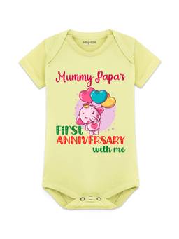Arvesa - Mummy Papa First Anniversary With Me Printed Onesies - Yellow