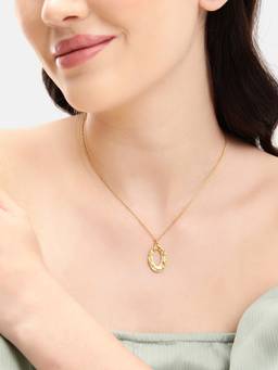 Carlton London - 18kt Gold Plated Designer Hammered Textured Pendant and Chain