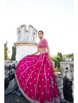 SWATHI VELDANDI - Pink Organza Lehenga Choli and Dupatta With Cutdana Embroidery (Set of 3)