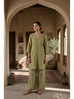 HERITAGE - Women Green Thread Embroidered Mul Chanderi Kurta with Pant