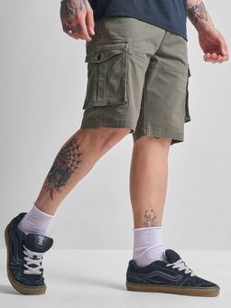 HIGHLANDER - Men Olive Solid Regular Fit Cargo Shorts