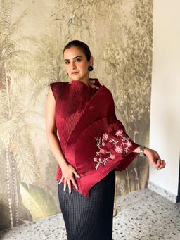 Aasabysimran - Sangria Embroidered Lunar Bloom In Maroon Top
