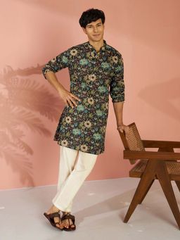 Vastramay - Men Black Cotton Floral Printed Kurta with Pyjama