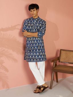 Vastramay - Men Blue Cotton Batik Printed Kurta with Pyjama