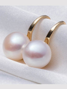 OOMPH - White Pearls Stud Earrings