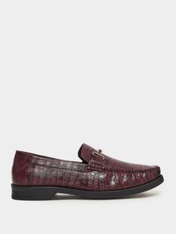 Styli - Men Animal Textured Metal Detailed Slip On Loafers - Burgundy