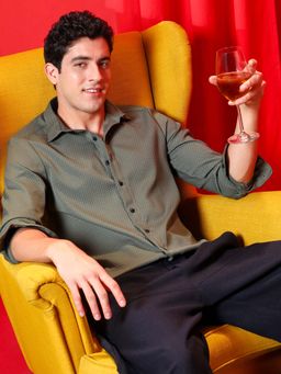 Campus Sutra - Men Green Motif -Tactile Shirt