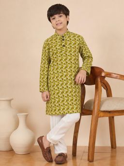 StyloBug - Boys Laheriya Print A-Line Ethnic Wear Kurta with Pyjama - Green