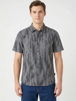 Wrangler - Grey Pure Cotton Half Sleeves Regular Fit Self Design Shirts