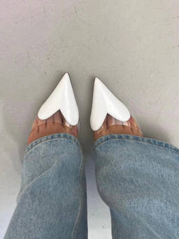 Zori World - Amor White Heart Toed Heels