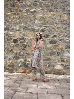 Hasttvam - Aashi Kurta with Pant (Set of 2)