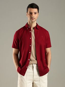 Tommy Hilfiger - Men Maroon Solid Regular Fit Shirt