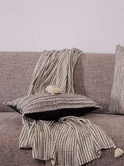 ONSETHOMES - Maze Black Handwoven Throw