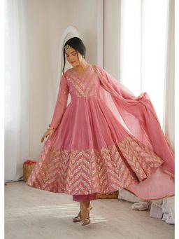 SAJAVAT ETHENIC WEAR - Women's Elegant Peach Flared Ethnic Kurta With Pant And Dupatta