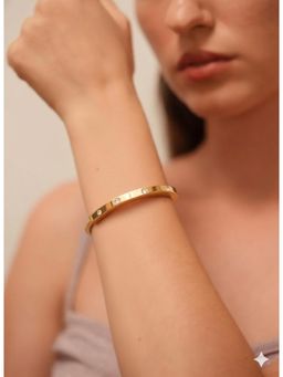 Vosgi - White Classic Gold Sleek Bracelet