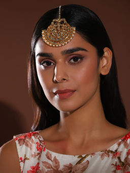 Ruby Raang Studio - Oversized Kundan Maang Tikka With Pearl String