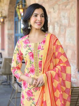 Vaamsi - Women Yellow Rayon Blend Floral Straight Kurta Pants With Dupatta (Set of 3)