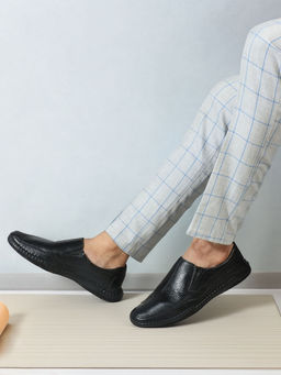 Carlton London - Men's Stylish Black Color Comfortable Textured Loafers