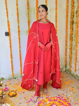 Mera Rang - Women Red Solid/Plain Kurta with Pant & Dupatta